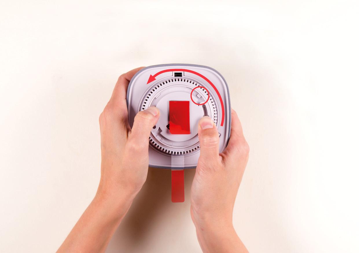 Opening the mounting plate on smoke alarm